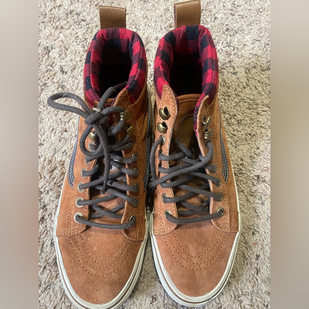Men’s size 7.5 Woman’s size 9 Vans SH8-HI MTE 1 shoe